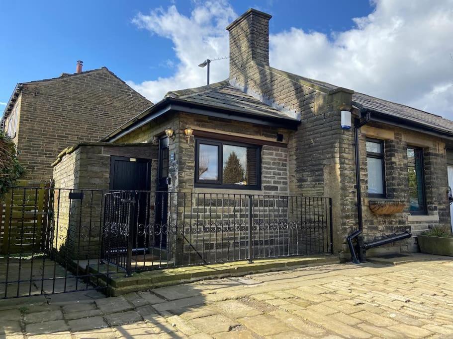 Unique Victorian Stable Conversion Галифакс Экстерьер фото